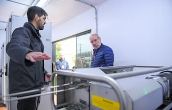 Visitan primera unidad generadora de hidrógeno verde del PTI-PY.