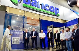 Directivos de Bancop durante la bendición de la Casa Matriz.