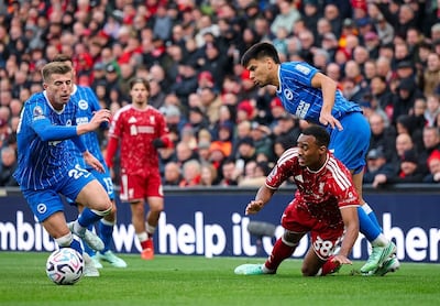 El paraguayo Diego Alexander Gómez Amarilla (derecha, 23 años) jugó todo el partido en la derrota del Brighton contra Liverpool por 2-0.