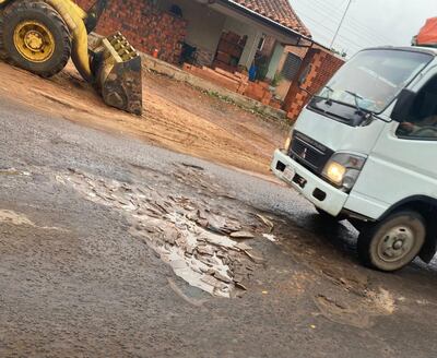Los automóviles son golpeados por los baches que se multiplican sobre la calle Gral. Bernardino Caballero.