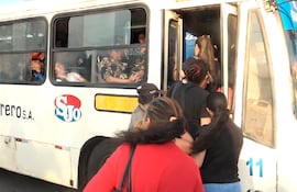 Imagen ilustrativa: personas suben a un bus.