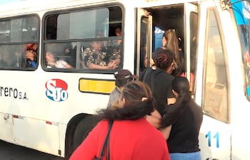 Imagen ilustrativa: personas suben a un bus.
