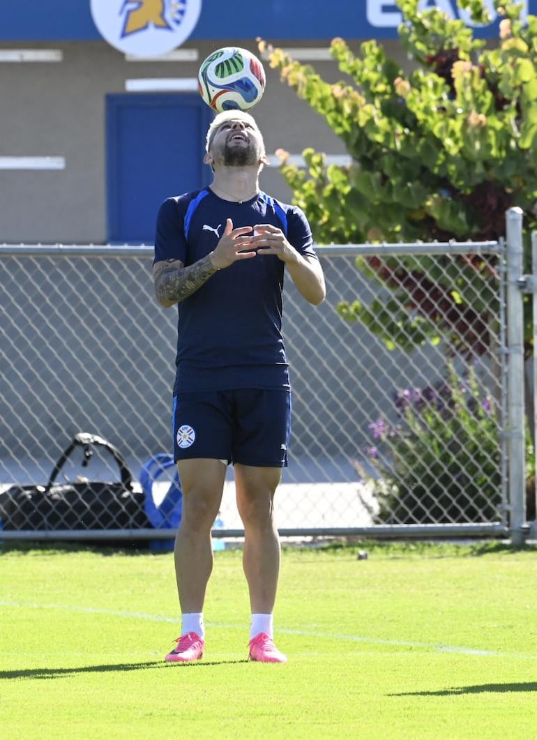 El delantero de la selección paraguaya, Julio Enciso, domina la "trionda" en la primera movilización del plantel albirrojo en suelo norteamericano.