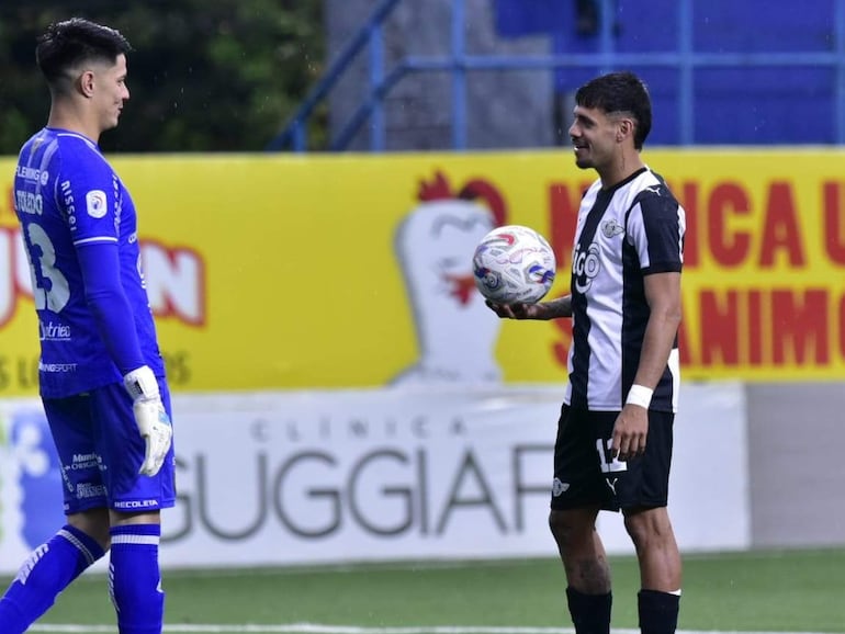 Elvio Vera (d), jugador de Libertad, sujeta el balón antes de patear un penal en el partido frente a Recoleta FC por la fecha 13 del torneo Clausura 2026 de la Primera División de Paraguay en el estadio Ricardo Gregor, en Asunción, Paraguay.