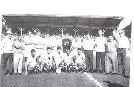 Agapito Sánchez (abajo, 2° de la izq.) con el equipo del Guarapuava, de la ciudad del mismo nombre en el estado brasileño de Paraná (Foto del Blog do Pato).