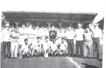 Agapito Sánchez (abajo, 2° de la izq.) con el equipo del Guarapuava, de la ciudad del mismo nombre en el estado brasileño de Paraná (Foto del Blog do Pato).