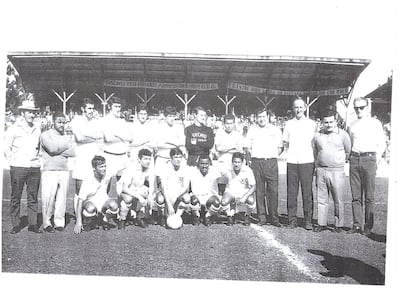 Agapito Sánchez (abajo, 2° de la izq.) con el equipo del Guarapuava, de la ciudad del mismo nombre en el estado brasileño de Paraná (Foto del Blog do Pato).