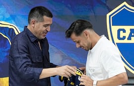 El delantero paraguayo Ángel Rodrigo Romero Villamayor (33 años), recibiendo la camiseta Boca Juniors de las manos del presidente Juan Román Riquelme.