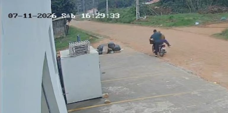Con la caja fyuerte bajo el brazo escapn los delincuentes a bordo de una moto.