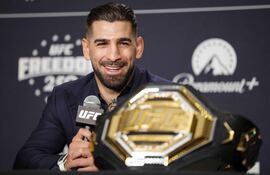 Ilia Topuria Bendeliani, destacado luchador de artes marciales mixto hispano–georgiano que compite en la actualidad en la división de peso ligero de la Ultimate Fighting Championship, UFC.