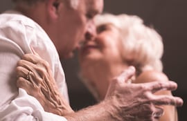 Pareja de la tercera edad a punto de darse un beso.