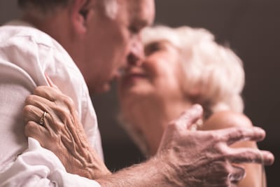 Pareja de la tercera edad a punto de darse un beso.