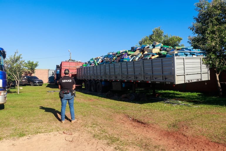 Un agente de la Senad observa uno de los camiones repletos de marihuana incautados en la operación Umbral.