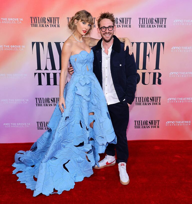 Taylor Swift y Sam Wrench, director del filme The Eras Tour. (Matt Winkelmeyer/Getty Images/AFP)