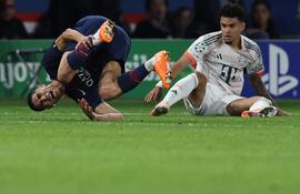 El colombiano Luis Díaz (d), que marcó un doblete para el Bayern Múnich, se fue expulsado en esta jugada.