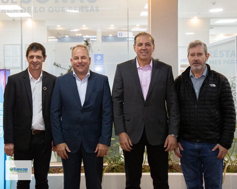 Directivos de Bancop y la Cooperativa Naranjal durante la inauguración de la sucursal renovada del banco.