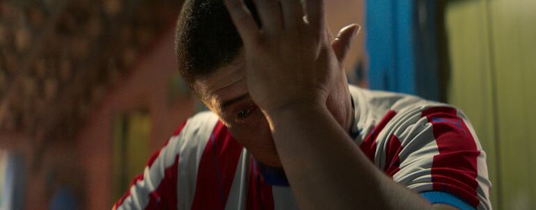 Esta película conecta cuatro historias reales que reflejan la conexión emocional con la Albirroja.