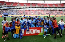 Los jugadores y el cuerpo técnico de la RD del Congo celebran tras ganar el partido y clasificarse para la Copa del Mundo, durante el encuentro de vuelta del playoff final de las eliminatorias para el Mundial de la FIFA 2026 entre la República Democrática del Congo y Jamaica, en el Estadio Akron en Zapopan, estado de Jalisco, México.