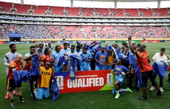 Los jugadores y el cuerpo técnico de la RD del Congo celebran tras ganar el partido y clasificarse para la Copa del Mundo, durante el encuentro de vuelta del playoff final de las eliminatorias para el Mundial de la FIFA 2026 entre la República Democrática del Congo y Jamaica, en el Estadio Akron en Zapopan, estado de Jalisco, México.