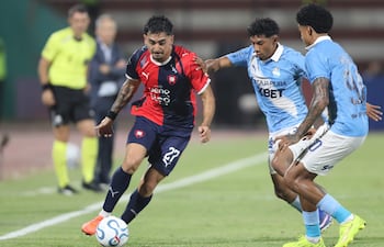 AMDEP3166. LIMA (PERÚ), 08/04/2026.- Maxloren Castro (d) de Sporting Cristal disputa el balón con Jonatan Torres de Cerro Porteño este miércoles, en un partido de la fase de grupos de la Copa Libertadores entre Sporting Cristal y Cerro Porteño en el estadio Nacional de Lima (Perú). EFE/ Paolo Aguilar