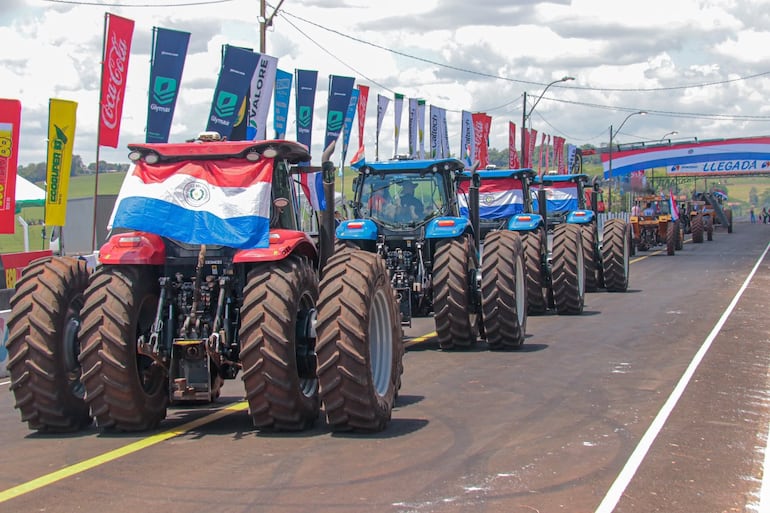 La inauguración se celebró con un desfile cívico y desfile de tractores.