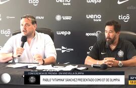 Rodrigo Nogués (i), presidente de Olimpia, en la presentación del argentino Pablo 'Vitamina' Sánchez como entrenador de Olimpia en la Villa Olimpia, en Fernando de la Mora, Paraguay.