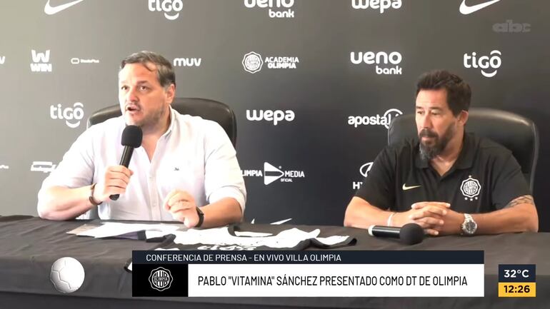 Rodrigo Nogués (i), presidente de Olimpia, en la presentación del argentino Pablo 'Vitamina' Sánchez como entrenador de Olimpia en la Villa Olimpia, en Fernando de la Mora, Paraguay.