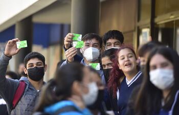 Los alumnos reciben tarjetas especiales para poder pagar medio pasaje al viajar en colectivos. La Federación Nacional de Estudiantes (Fenaes) exige al gobierno que se garantice el acceso a ese derecho a todos los alumnos del país.