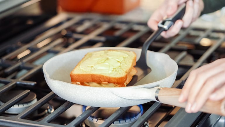 Cómo hacer un sándwich “invertido” con queso, imagen ilustrativa.