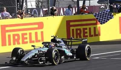 El piloto de Mercedes, el italiano Andrea Kimi Antonelli, cruza la meta como primero para vencer en el GP de Italia, en Monza.