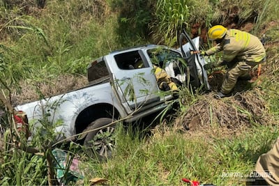 Bomberos rescatan en grave estado a la mujere.