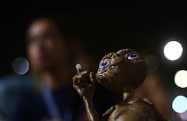 Un muñeco de E.T. el extraterrestre durante un eclipse (foto ilustrativa).