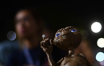Un muñeco de E.T. el extraterrestre durante un eclipse (foto ilustrativa).