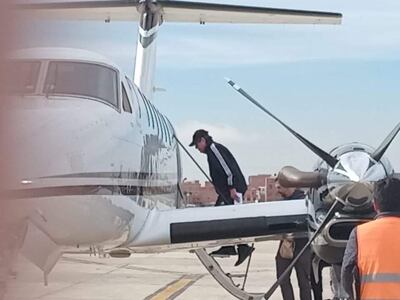 Maximiliano Dávila, ex jefe antidrogas del gobierno del expresidente Evo Morales aborda una avioneta hacia los Estados Unidos.