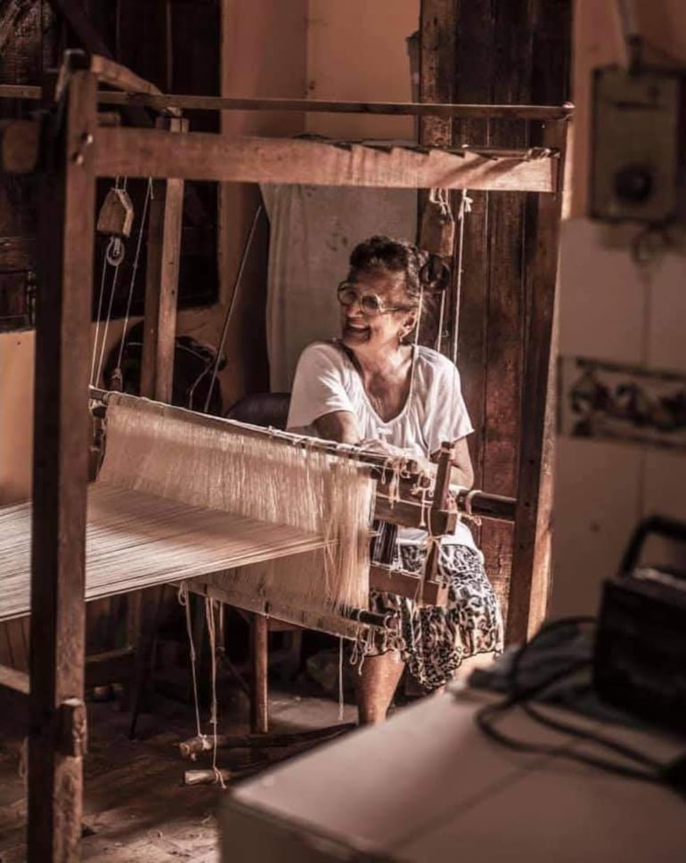 La maestra artesana Digna López trabajaba en su telar rústico.
