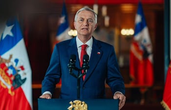 FotografÍa cedida por Presidencia de Chile, de su mandatario José Antonio Kast, hablando durante una alocución en el Palacio de La Moneda, en Santiago (Chile).