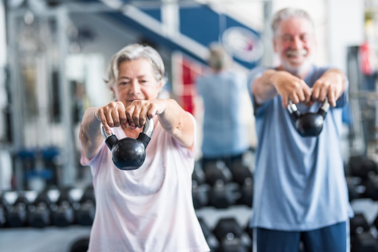 Adultos mayores en el gimnasio.