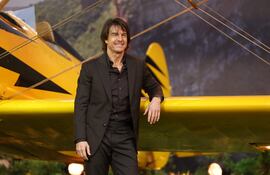 Tom Cruise posa junto a un biplano en el estreno mundial de 'Misión: Imposible - The Final Reckoning' en Gran Bretaña.