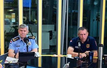 El comandante Carlos Benítez y el comisario Luis López, en ABC Cardinal hoy.