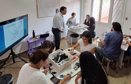 El profesor Nivaldo Escurra se dirige a un grupo de maestros durante un taller gratuito de robótica.