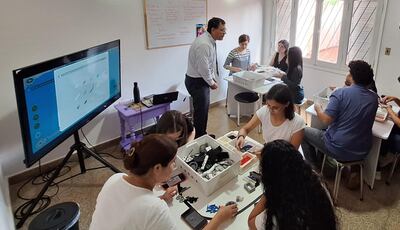 El profesor Nivaldo Escurra se dirige a un grupo de maestros durante un taller gratuito de robótica.