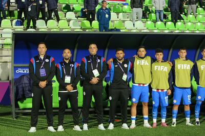 El entrenador albirrojo Antolín Alcaraz junto a los componentes de su cuerpo técnico y los jugadores suplentes, durante la entonación del himno nacional.
