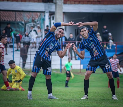 David Quintana (izquierda) y Mauricio Pérez, en el festejo de un gol para Atlántida, que se encuentra a un paso del ascenso a la División Intermedia.