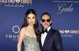 ¡Divina! Nadia Ferreira junto a su esposo Marc Anthony llegando a la gala anual de la Fundación Maestro Cares.
