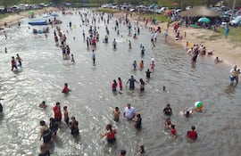 La presencia de personas en las playas del arroyo Tapiracuai, genera un enorme movimiento en esta parte de la ciudad