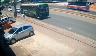 Mujer murió después de golpearse cuando cayó de un bus.