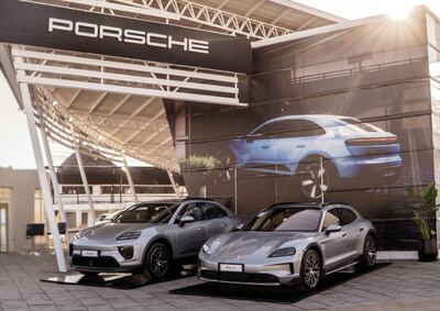 El Taycan y el Macan, ambos 100% eléctricos, de Porsche.