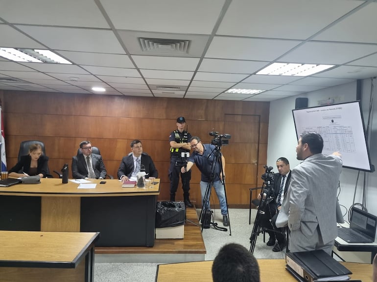 El abogado Ricardo Estigarribia señala al tribunal los documentos de la Dinac, presentados por la Fiscalía, en comparación con los del Comando en Jefe, presentados por la defensa.