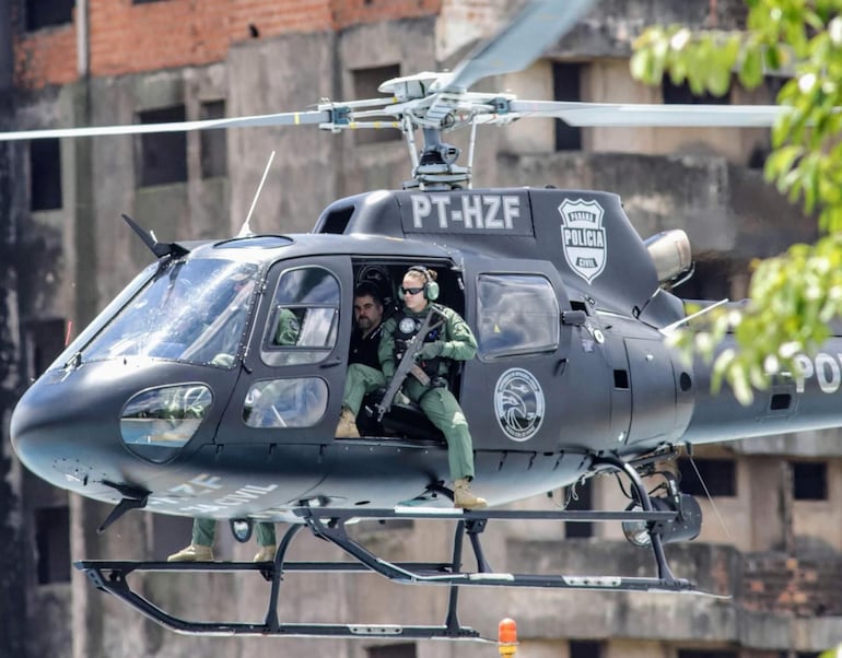 Marcelo Piloto dentro de un helicóptero de la Policía Civil de Brasil, tras ser expulsado del Paraguay.