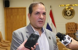 Arnaldo Samaniego (Senador ANR) en entrevista con medios de comunicación.